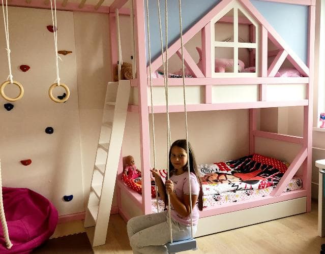Кровать домик Бремен с качелями в розовых тонах