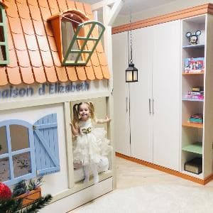 Мебель для детской: кровать в виде домика и платяной шкаф с полочками