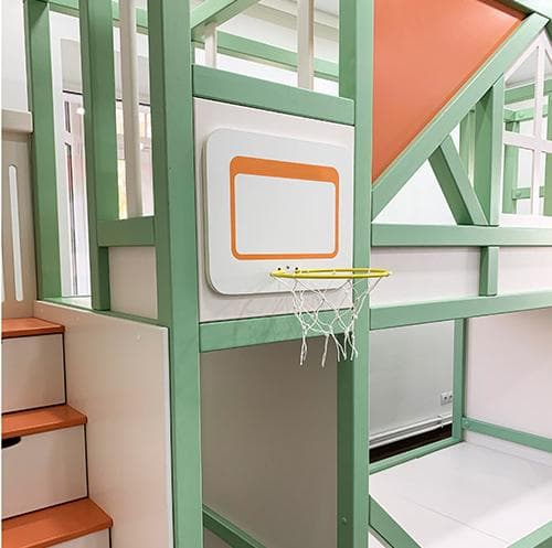 Кровать с баскетбольным кольцом и лестницей комодом