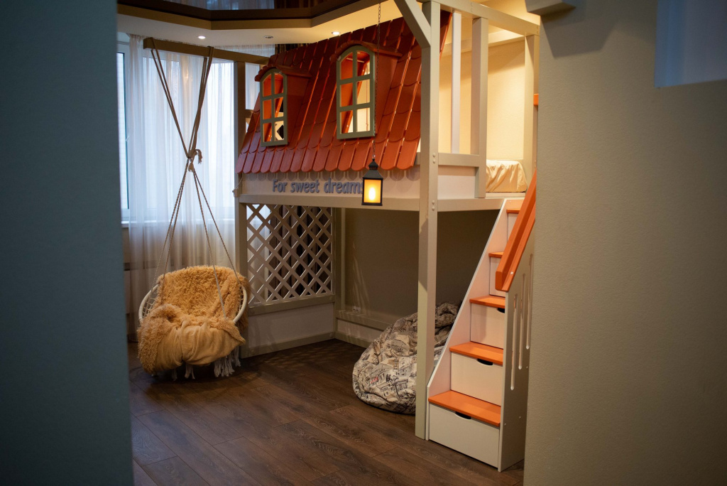 Двухъярусная кровать-домик с лестницей-комодом